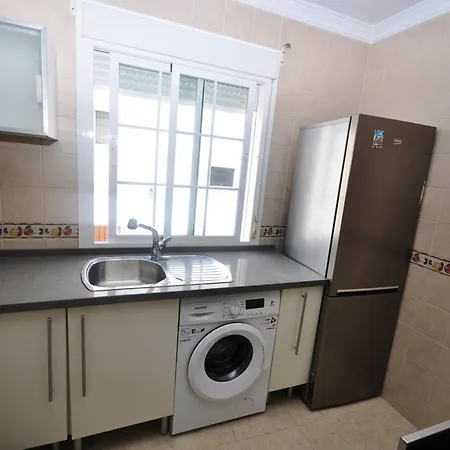 Apartamento Espacioso En Conil: 3 Habitaciones, Wi-fi Gratis Y Cerca De La Playa - Es-180-100