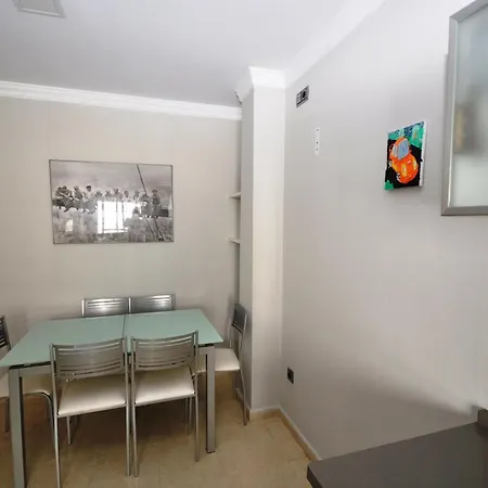 Apartamento Espacioso En Conil: 3 Habitaciones, Wi-fi Gratis Y Cerca De La Playa - Es-180-100 *