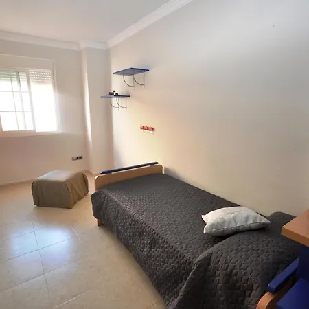 Apartment Apartamento Espacioso En Conil: 3 Habitaciones, Wi-fi Gratis Y Cerca De La Playa - Es-180-100