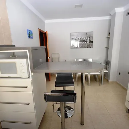 Apartamento Espacioso En Conil: 3 Habitaciones, Wi-fi Gratis Y Cerca De La Playa - Es-180-100 *