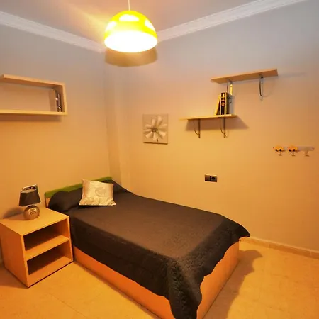 Apartamento Espacioso En Conil: 3 Habitaciones, Wi-fi Gratis Y Cerca De La Playa - Es-180-100